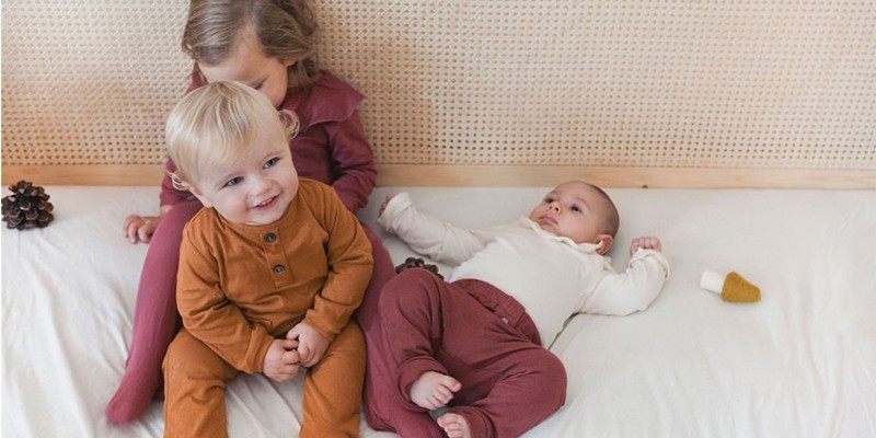 bébés en vêtements jersey de coton bio certifiés par risu risu