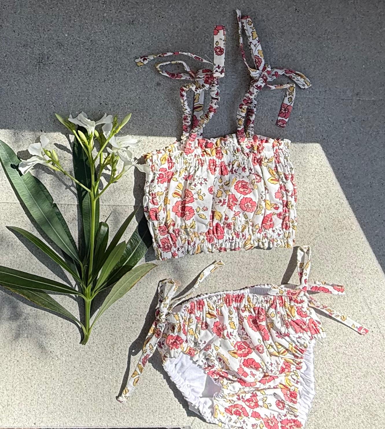 Bikini fille Arena Imprimé floral rouge – extérieur – Risu-Risu Paris