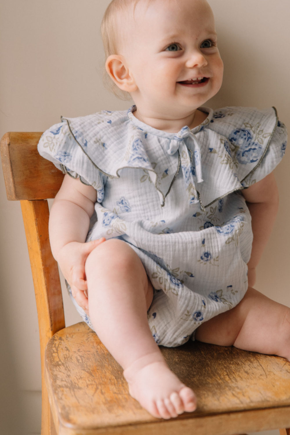 combinaison bébé été en gaze fleurie bleue