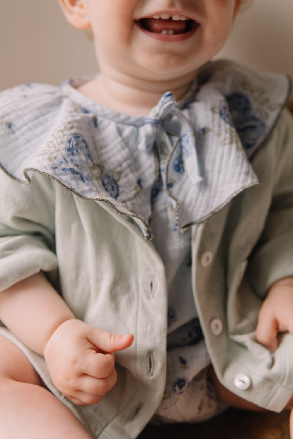 combinaison bébé avec grand col volant