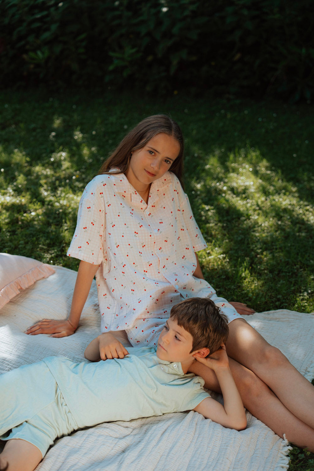 pyjama été fille en gaze de coton bio à cerises rouges 